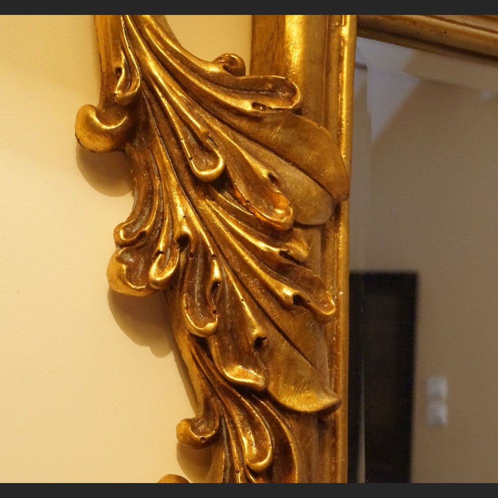 Lustro w złotej ramie z liśćmi akantu Lustro w złotej ramie z liśćmi akantu