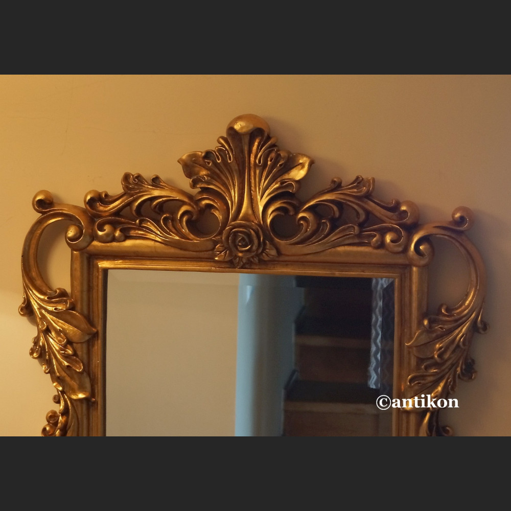 Lustro w złotej ramie z liśćmi akantu Lustro w złotej ramie z liśćmi akantu