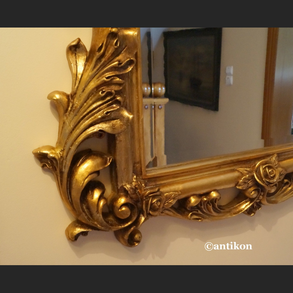 Lustro w złotej ramie z liśćmi akantu Lustro w złotej ramie z liśćmi akantu