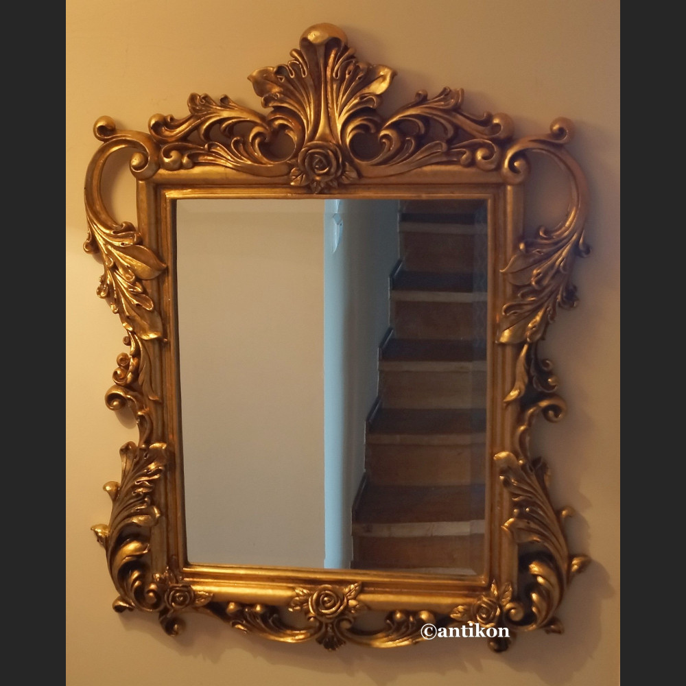 Lustro w złotej ramie z liśćmi akantu Lustro w złotej ramie z liśćmi akantu