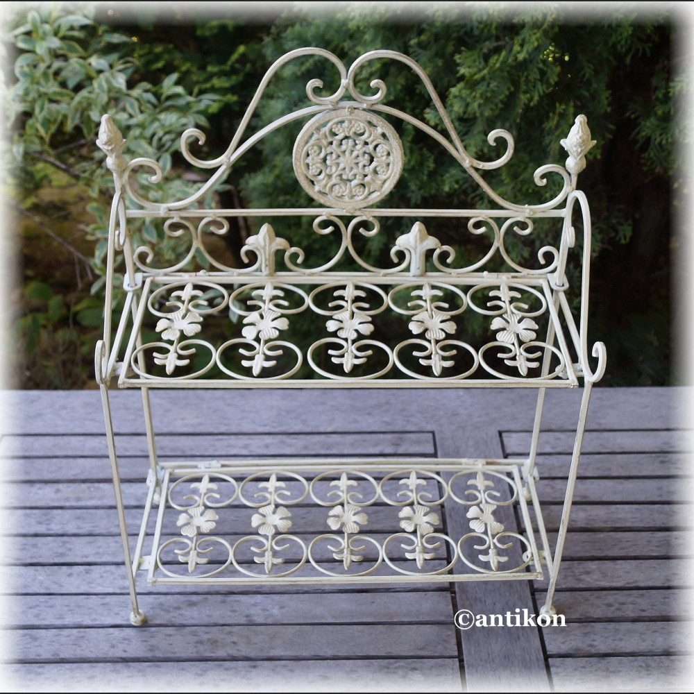 Metalowa półka w stylu prowanslaskim 