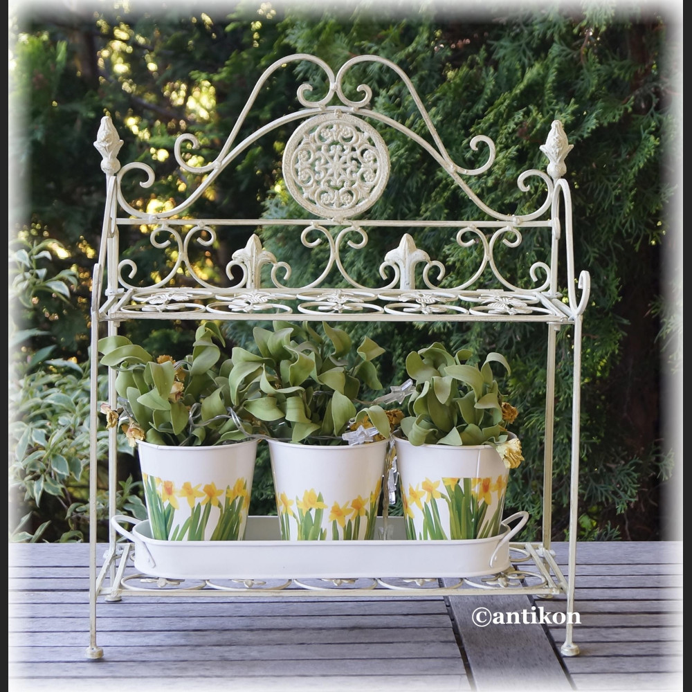 Metalowa półka w stylu prowanslaskim 