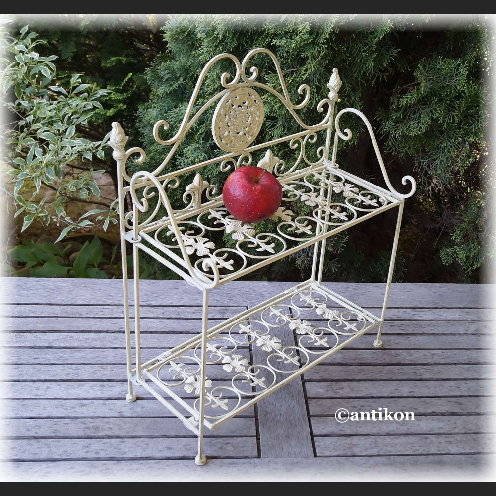 Metalowa półka w stylu prowanslaskim 