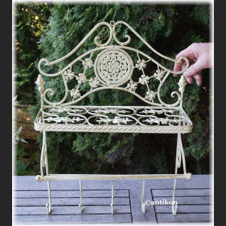 Metalowa półka w stylu prowansalskim biała