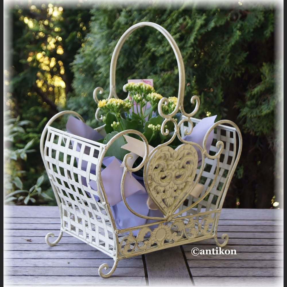 Kosz biały prowansalski metalowy do kwiatów mniejszy  Kosz biały prowansalski metalowy do kwiatów mniejszy