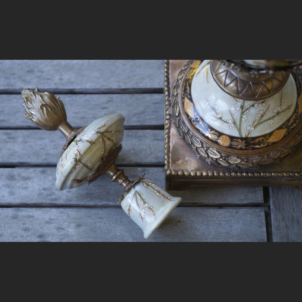 Urna wazon porcelanowy ze świecznikiem