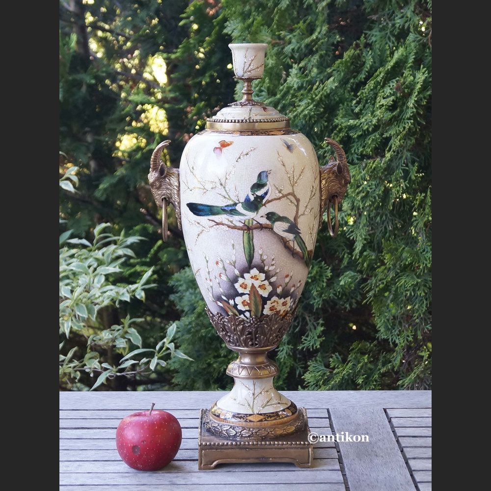 Urna wazon porcelanowy ze świecznikiem