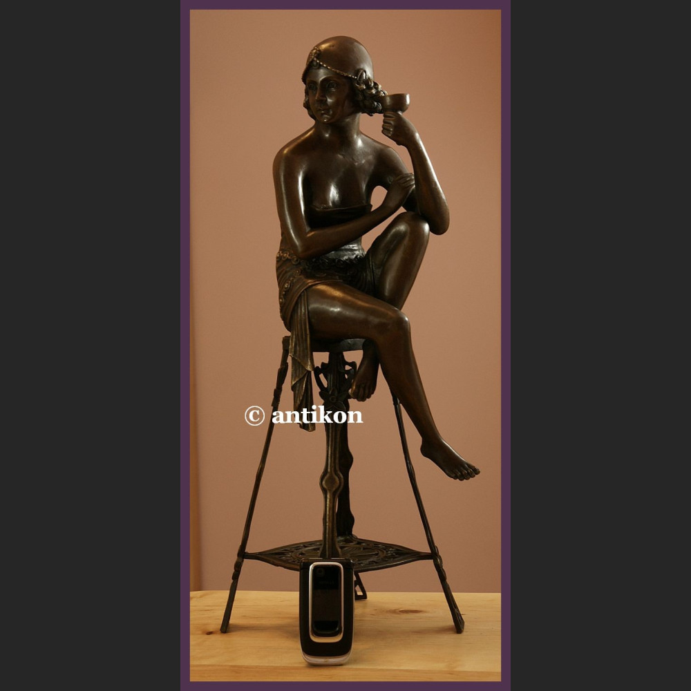 Rzeźba art deco kobieta z szampanem brąz 