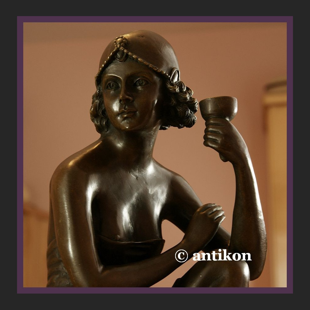 Rzeźba art deco kobieta z szampanem brąz 