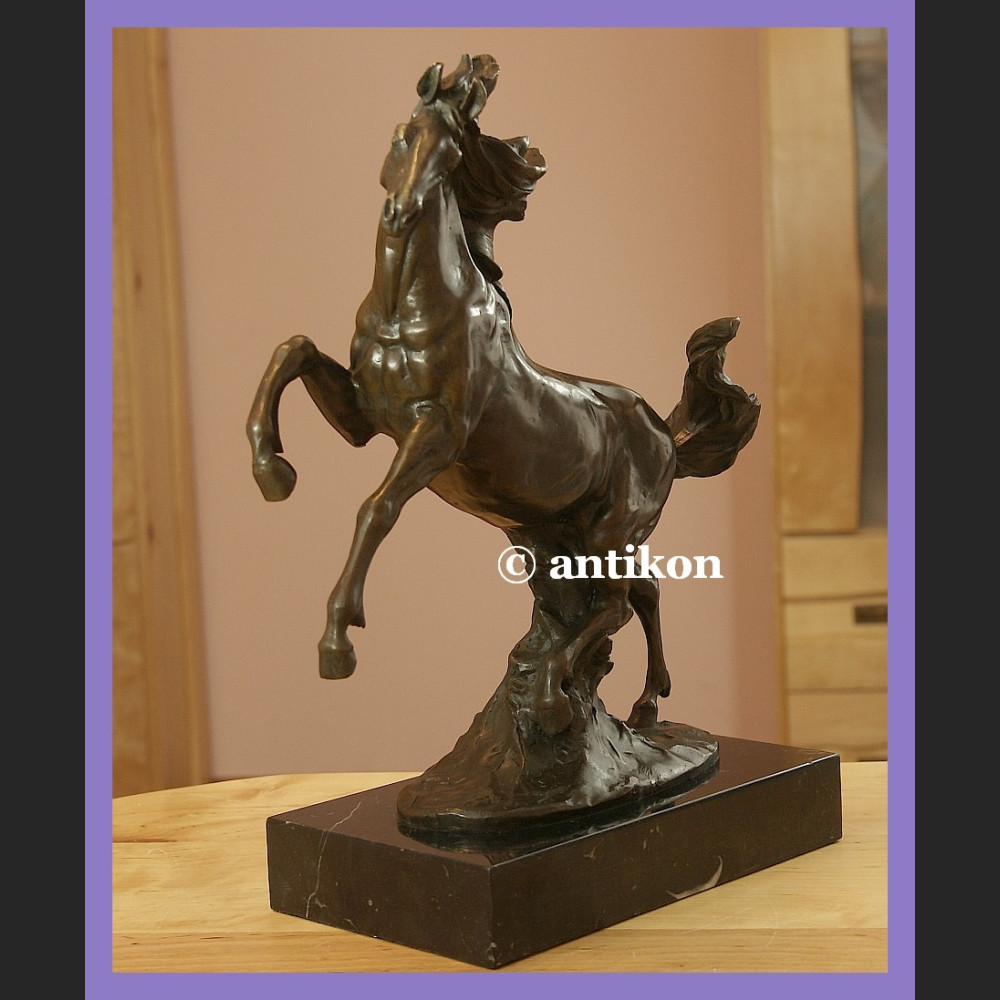Koń wierzgający rzeźba z brązu Koń wierzgający rzeźba z brązu
