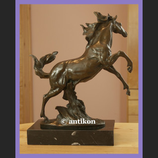 Koń wierzgający rzeźba z brązu Koń wierzgający rzeźba z brązu