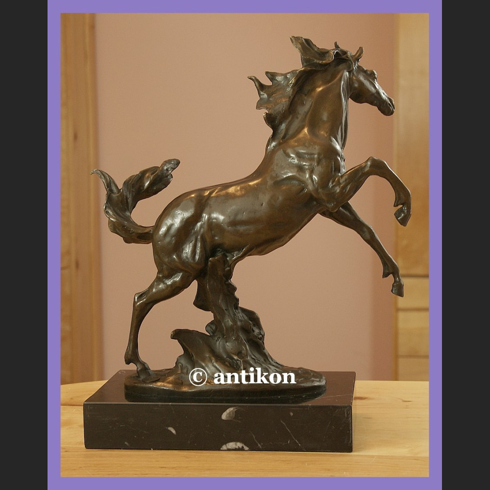 Koń wierzgający rzeźba z brązu Koń wierzgający rzeźba z brązu