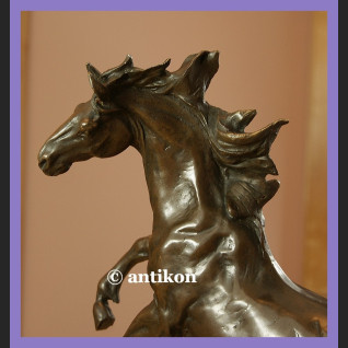 Koń wierzgający rzeźba z brązu Koń wierzgający rzeźba z brązu