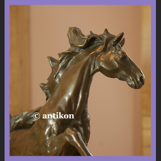 Koń wierzgający rzeźba z brązu Koń wierzgający rzeźba z brązu