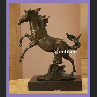 Koń wierzgający rzeźba z brązu Koń wierzgający rzeźba z brązu