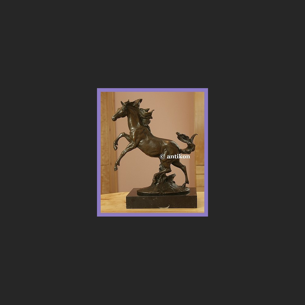 Koń wierzgający rzeźba z brązu Koń wierzgający rzeźba z brązu