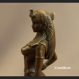 Rzeźba Kleopatra z dzikim kotem figurka z brązu 