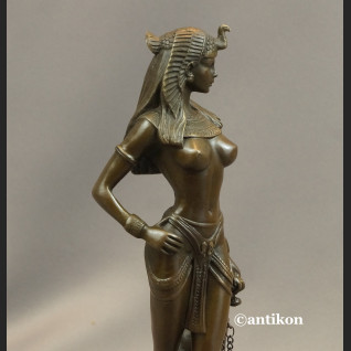 Rzeźba Kleopatra z dzikim kotem figurka z brązu 