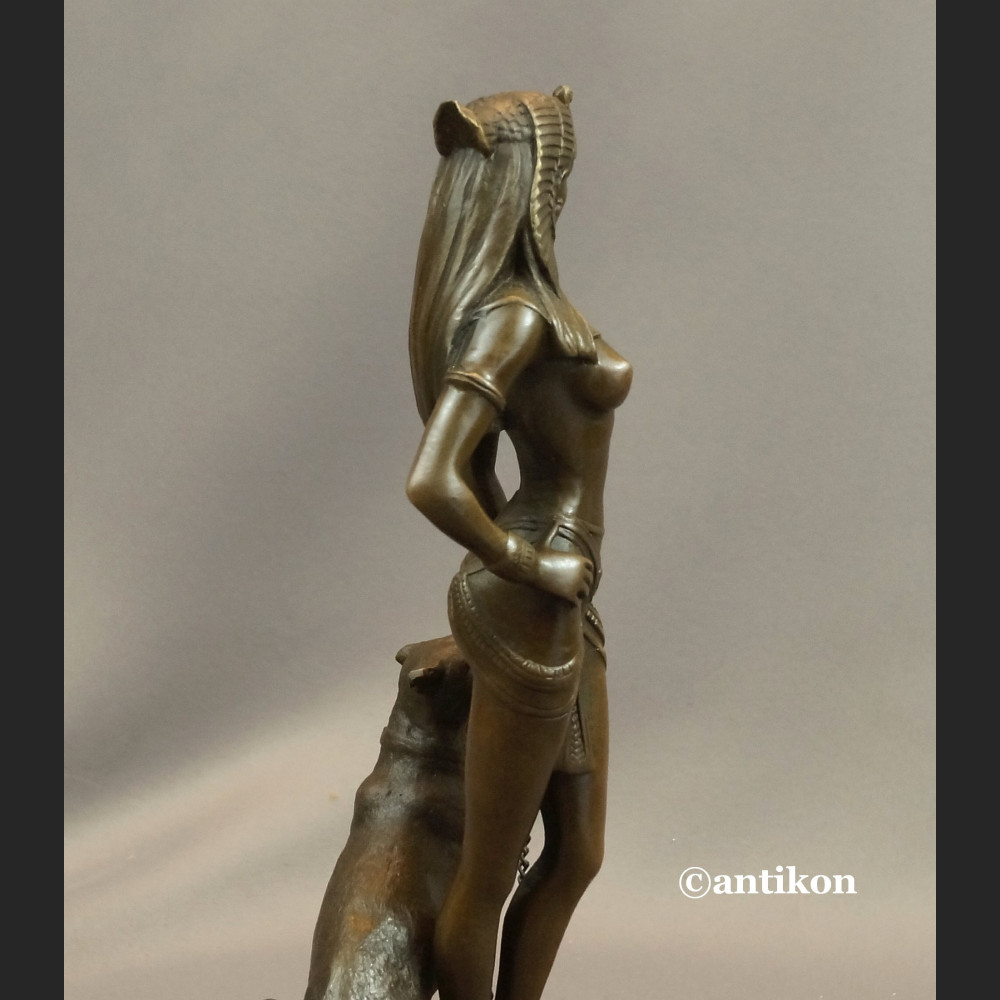 Rzeźba Kleopatra z dzikim kotem figurka z brązu 