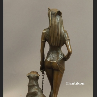 Rzeźba Kleopatra z dzikim kotem figurka z brązu 