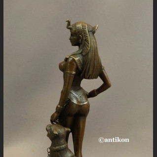 Rzeźba Kleopatra z dzikim kotem figurka z brązu 