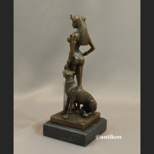 Rzeźba Kleopatra z dzikim kotem figurka z brązu 