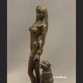 Rzeźba Kleopatra z dzikim kotem figurka z brązu 