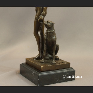 Rzeźba Kleopatra z dzikim kotem figurka z brązu 