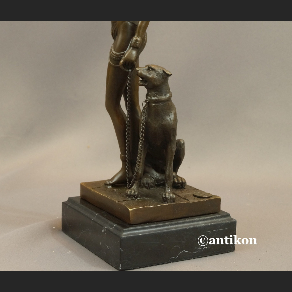 Rzeźba Kleopatra z dzikim kotem figurka z brązu 