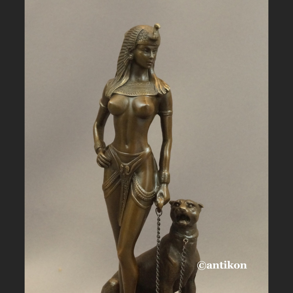 Rzeźba Kleopatra z dzikim kotem figurka z brązu 