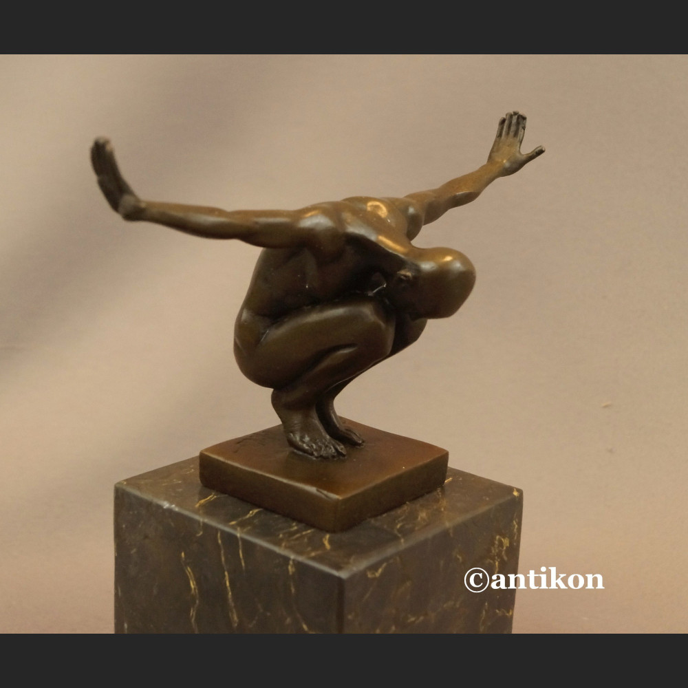 Modernistyczna rzeźba Sportowca mężczyzna