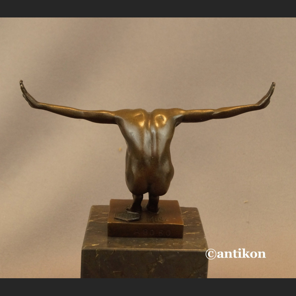 Modernistyczna rzeźba Sportowca mężczyzna Modernistyczna rzeźba Sportowca mężczyzna