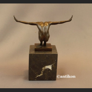 Modernistyczna rzeźba Sportowca mężczyzna Modernistyczna rzeźba Sportowca mężczyzna