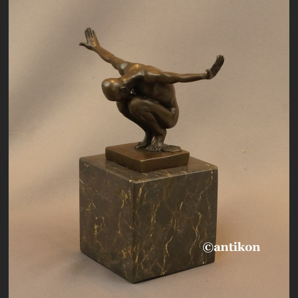 Modernistyczna rzeźba Sportowca mężczyzna Modernistyczna rzeźba Sportowca mężczyzna