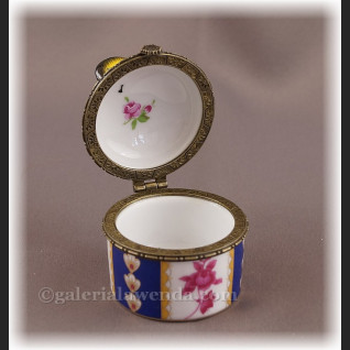 Porcelanowe puzderko na biżuterię