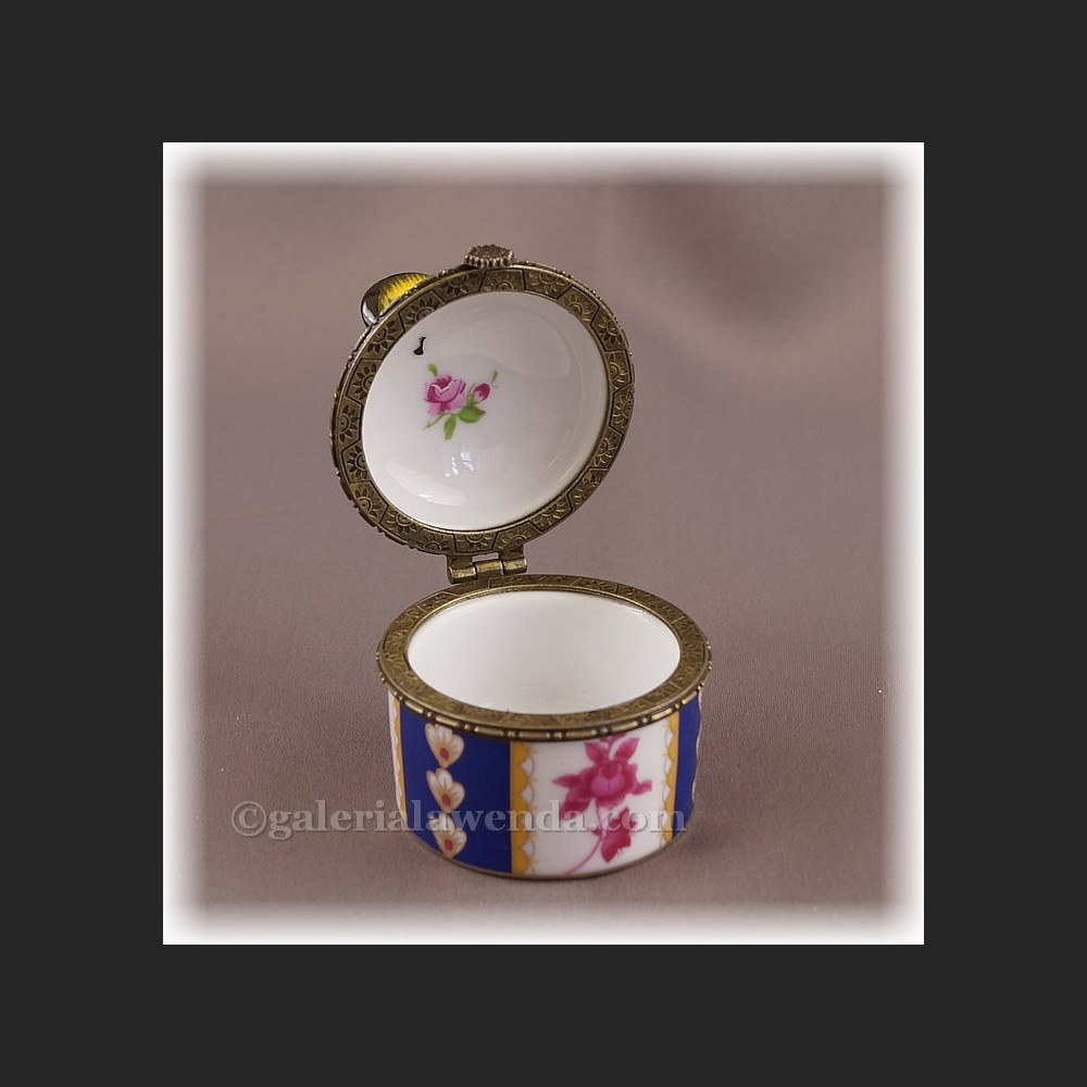 Porcelanowe puzderko na biżuterię