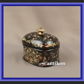 Porcelanowa cukierniczka czarna w kwiaty 