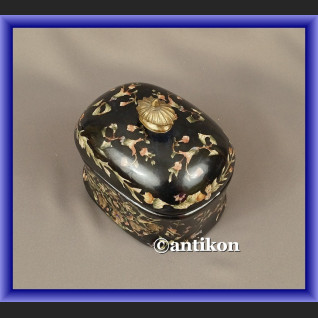 Porcelanowa cukierniczka czarna w kwiaty  Porcelanowa cukierniczka czarna w kwiaty