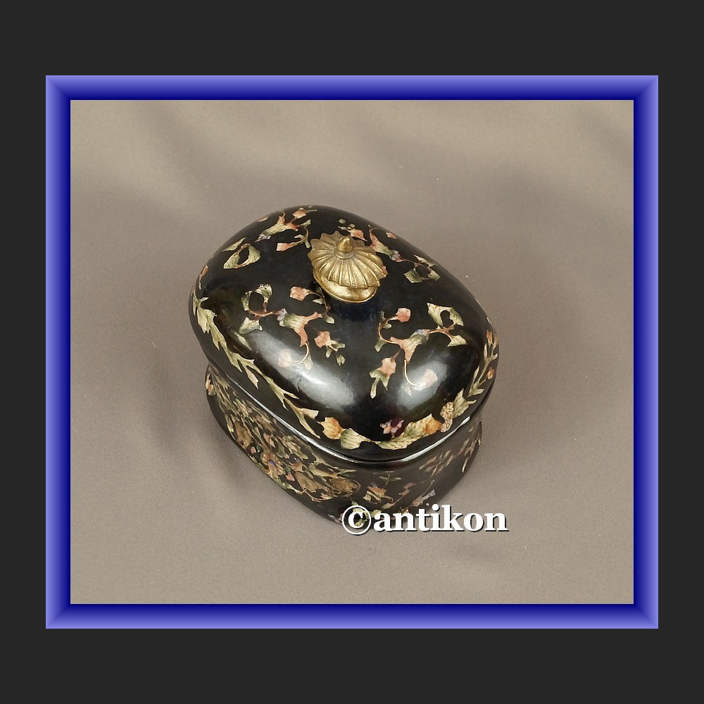 Porcelanowa cukierniczka czarna w kwiaty  Porcelanowa cukierniczka czarna w kwiaty