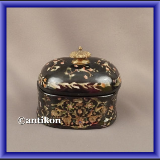 Porcelanowa cukierniczka czarna w kwiaty  Porcelanowa cukierniczka czarna w kwiaty