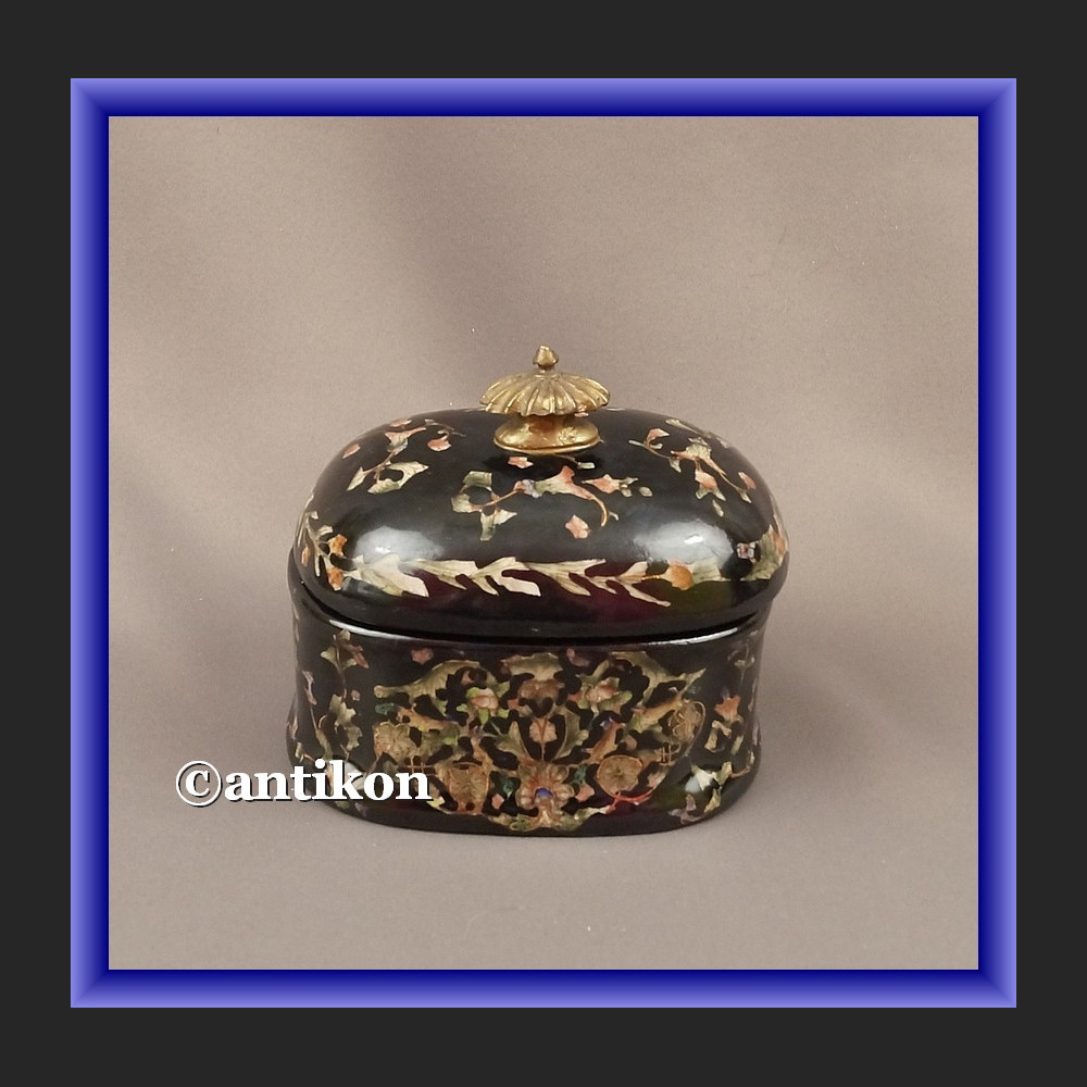 Porcelanowa cukierniczka czarna w kwiaty  Porcelanowa cukierniczka czarna w kwiaty