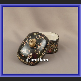 Porcelanowa cukierniczka czarna w kwiaty  Porcelanowa cukierniczka czarna w kwiaty