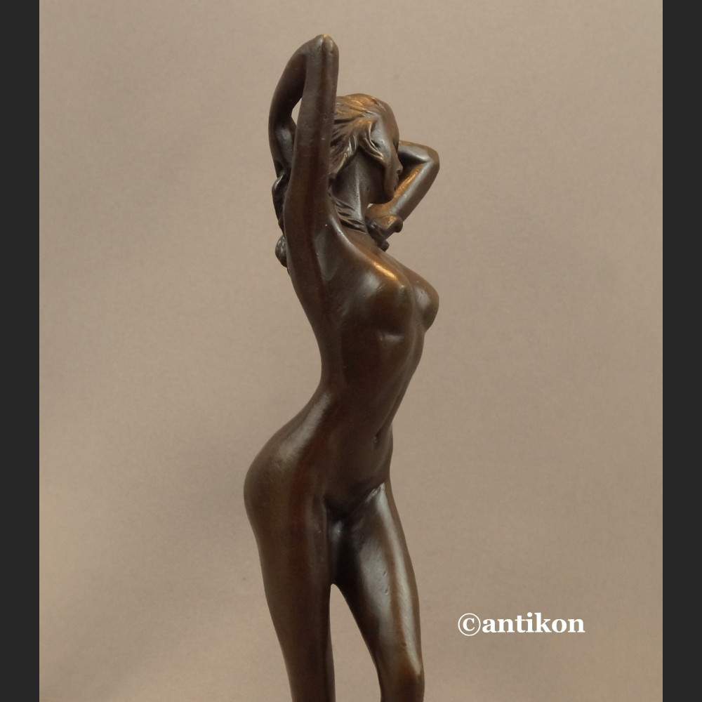 Akt kobiety rzeźba Przebudzenie  Akt kobiety rzeźba Przebudzenie