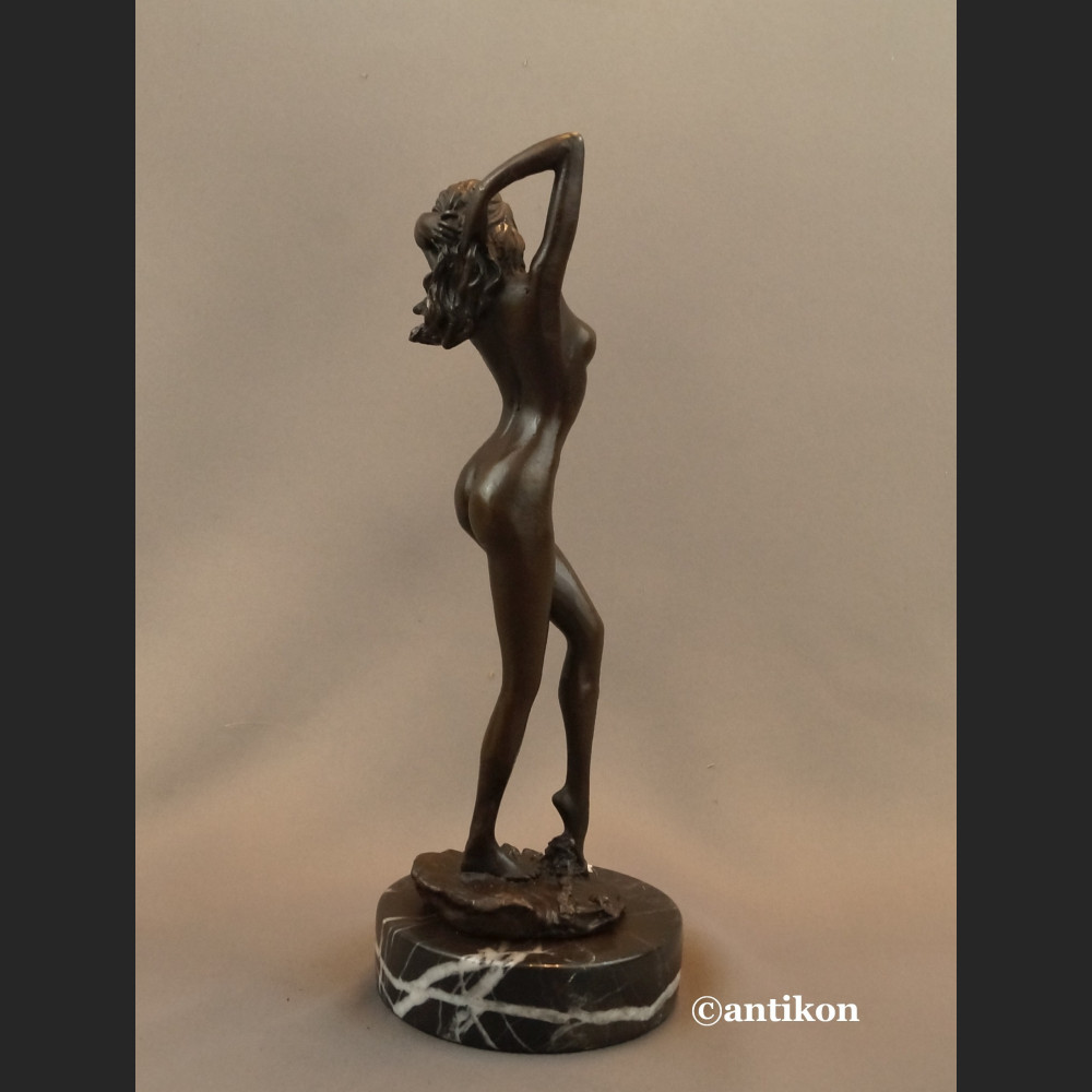 Akt kobiety rzeźba Przebudzenie  Akt kobiety rzeźba Przebudzenie