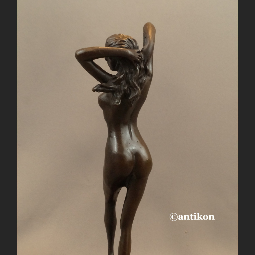 Akt kobiety rzeźba Przebudzenie  Akt kobiety rzeźba Przebudzenie