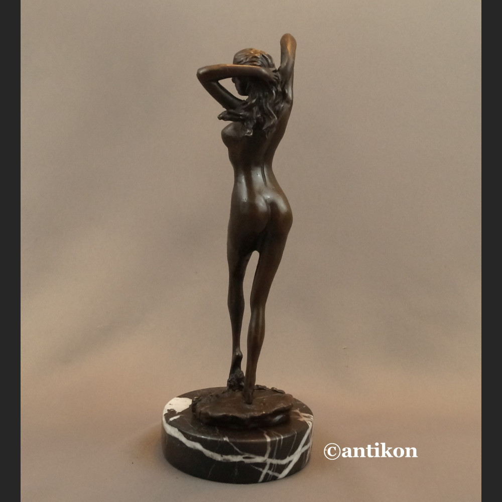 Akt kobiety rzeźba Przebudzenie  Akt kobiety rzeźba Przebudzenie