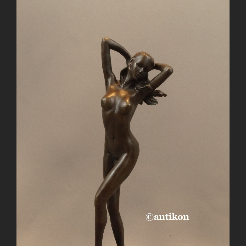 Akt kobiety rzeźba Przebudzenie  Akt kobiety rzeźba Przebudzenie