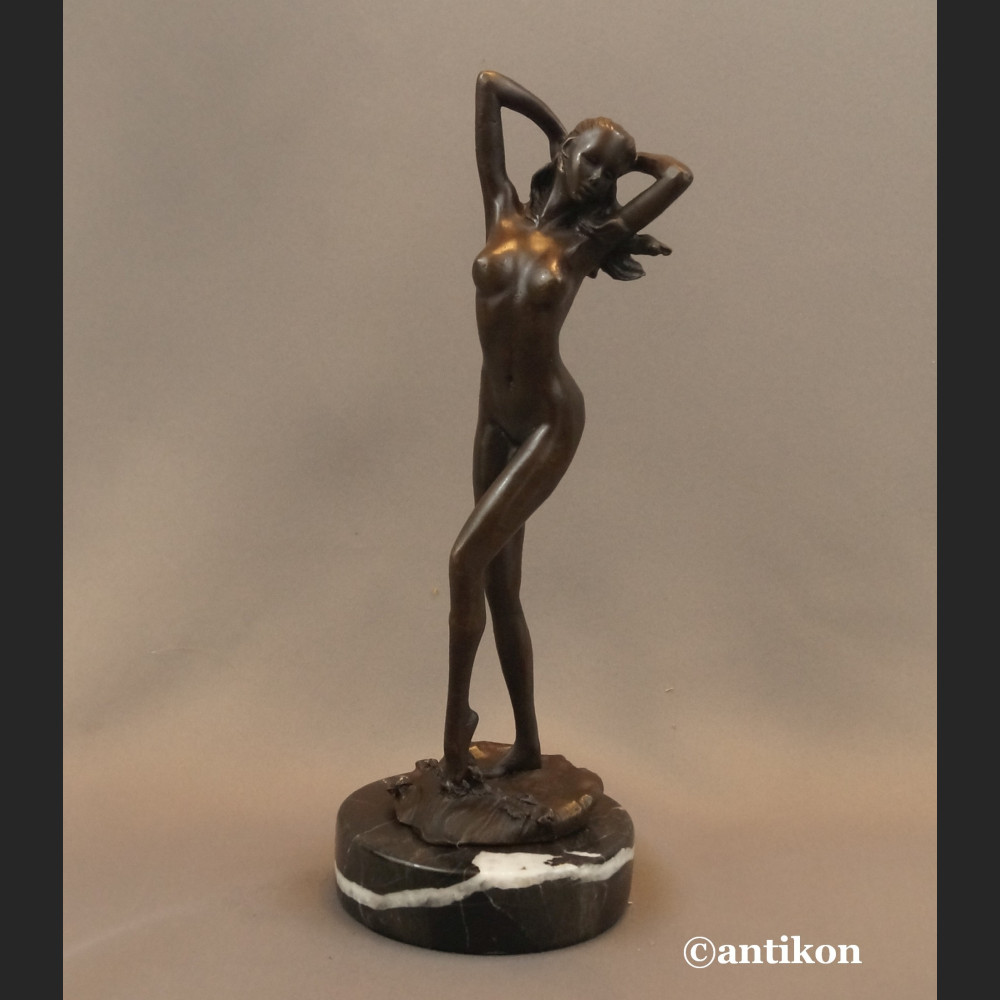 Akt kobiety rzeźba Przebudzenie  Akt kobiety rzeźba Przebudzenie