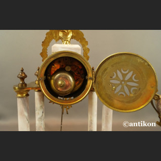 Zegar kominkowy francuski z różowego marmuru z przystawkami Zegar kominkowy francuski z różowego marmuru z przystawkami