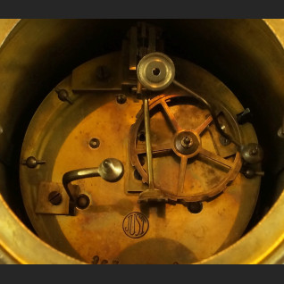 Zegar kominkowy francuski z różowego marmuru z przystawkami Zegar kominkowy francuski z różowego marmuru z przystawkami